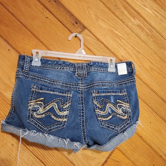 Maurices size 9/10 denim Cuffed And Frayed Bottom Short Shorts - Picture 7 of 11